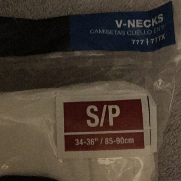 🆕🆕🆕 Hanes 3 Pk TAGLESS V-NECKS 🆕🆕🆕➡️ WHITE WICKING COOL COMFORT FABRIC - Picture 4 of 5